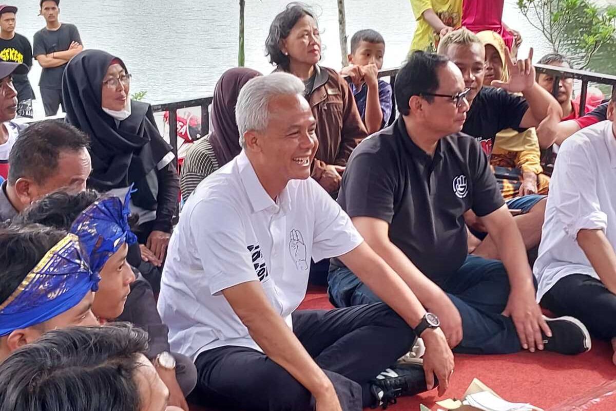 Calon presiden nomor urut 3, Ganjar Pranowo saat menghadiri acara Jathil Bareng Mas Ganjar di Embung Kali Aji, Wonokerto, Kapanewon Turi, Kabupaten Sleman, Selasa (6/02/2024).