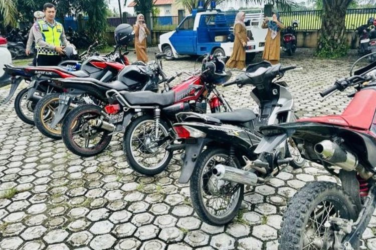 Personel Satlantas Polres Nagan Raya, Aceh, mengamankan sejumlah sepeda motor yang dikemudikan oleh siswa SMA karena menggunakan knalpot tidak standar atau knalpot brong, seusai menggelar operasi penertiban di Kecamatan Seunagan, kabupaten setempat, Rabu (10/1/2024). 