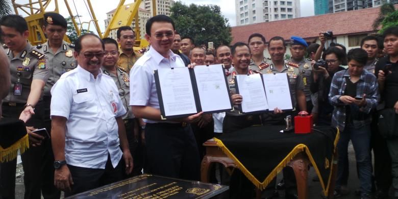 Gubernur DKI Jakarta Basuki Tjahaja Purnama bersama Kapolda Metro Jaya Irjen Pol Tito Karnavian saat melakukan groundbreaking pembangunan lapangan parkir Mapolda Metro Jaya, Rabu (2/3/2016). 