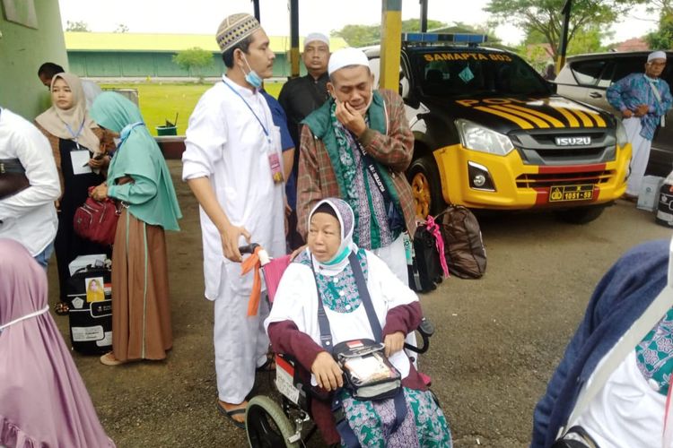 Sarmi, Jemaah Haji asal Tuban yang sembuh dari stroke saat kembali ke tanah air dan tiba di Kompi C Batalyon Infanteri 521 Dadaha Yodha, di Kabupaten Tuban, Jawa Timur, Minggu (17/7/2022).