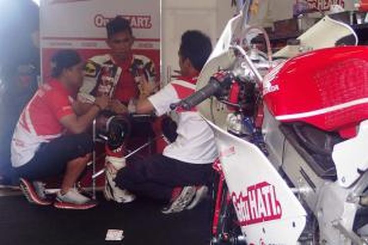 Pebalap Indonesia, Gerry Salim, berdiskusi dengan tim di paddock.