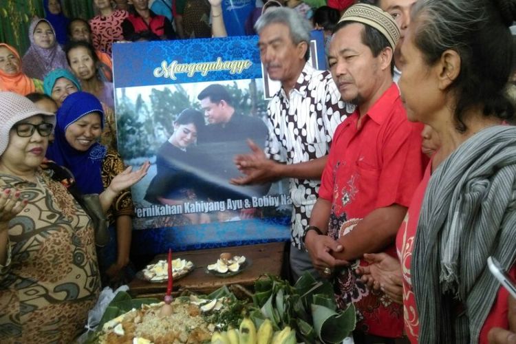 Para pedagang berdoa sebelum membagikan nasi bancakan sebagai bentuk syukuran pernikahan Kahiyang Ayu dan Muhammad Bobby Afif Nasution yang diselenggarakan di Pasar Legi Solo, Jawa Tengah, Senin (6/11/2017). 