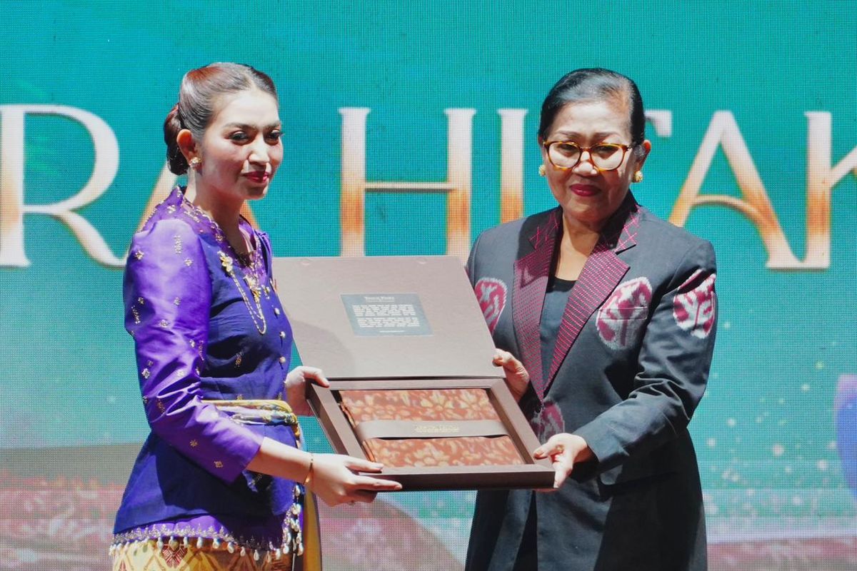 Ketua Dekranasda Provinsi Bali Putri Koster bersama Ketua Umum Dekranas Selvi Gibran Rakabuming dalam penutupan Dekranasda Bali Fashion Week (DBFW) 2025 Session 1 di Gedung Ksirarnawa, Taman Budaya Denpasar, Jumat (7/11/2025).