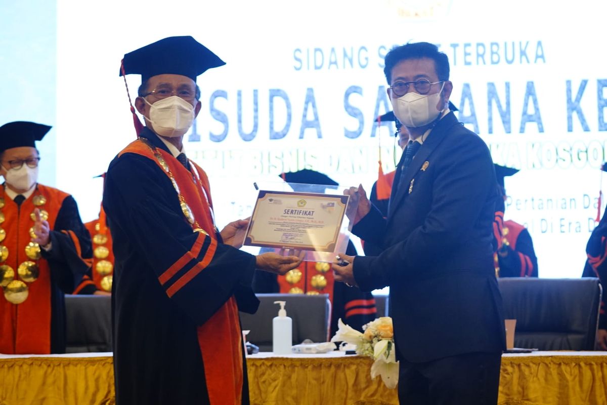 Mentan SYL menghadiri acara wisuda keempat Institut Bisnis dan Informatika  Kosgoro 1957 (IBI-K57) 2021 di Jakarta, Sabtu (20/11/21).