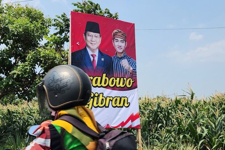 Baner pasangan Prabowo-Gibran mulai bermunculan di beberapa titik di Kabupaten Bandung pada Selasa (17/10/2023) usai MK mengabulkan batas usia Capres dan Cawapres pada Senin (16/10/2023) kemarin