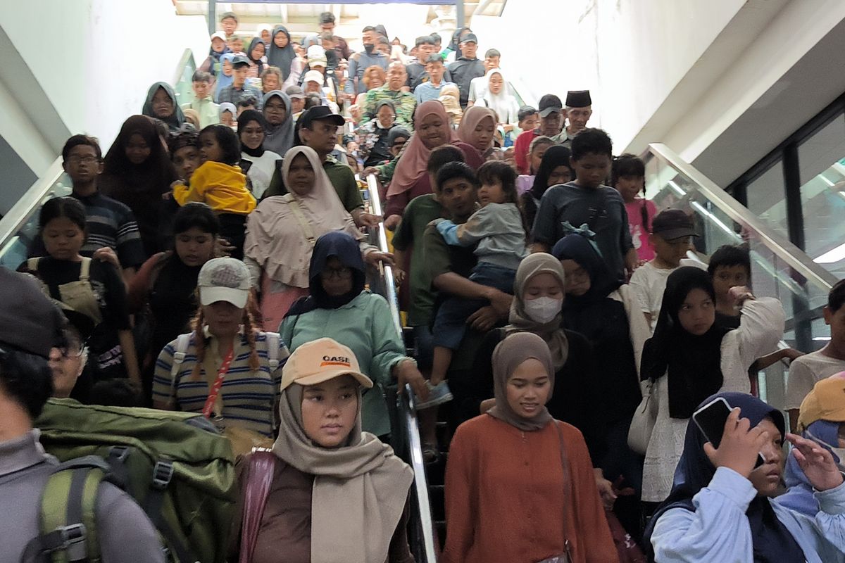 Begini Padatnya Stasiun Manggarai Disesaki Warga yang Ingin Nonton HUT Ke-79 TNI di Monas