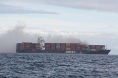 Kapal Kontainer Terbakar dan Keluarkan Gas Beracun di Laut Pasifik