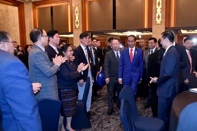 Presiden Joko Widodo saat bertemu para pimpinan perusahaan besar asal Korea Selatan di Seoul, Senin (10/9/2018).