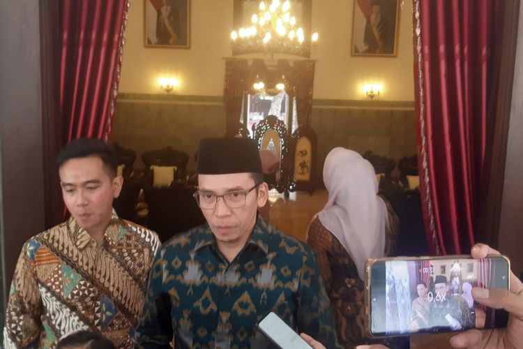 Ketua Harian Perindo sekaligus mantan Gubernur NTB Muhammad Zainul Majdi atau dikenal Tuan Guru Bajang (TGB) dan Wali Kota Solo Gibran Rakabuming Raka di Loji Gandrung Solo, Jawa Tengah, Rabu (22/2/2023).