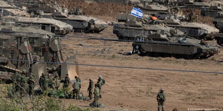 Militer Israel di perbatasan ke Jalur Gaza.