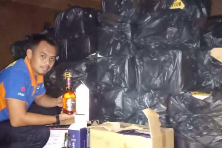 Kantor Wilayah (Kanwil) DJBC Khusus Kepulauan Riau kembali berhasil menegah aksi penyelundupan ratusan minuman beralkohol berbagai merek asal Singapura di perairan Harbour Bay Batam, Rabu (9/1/2018). 