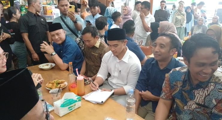 Kunjungi Kantor Muhammadiyah Jakarta, Kaesang Bagi-bagi Buku Tulis ke Pelajar