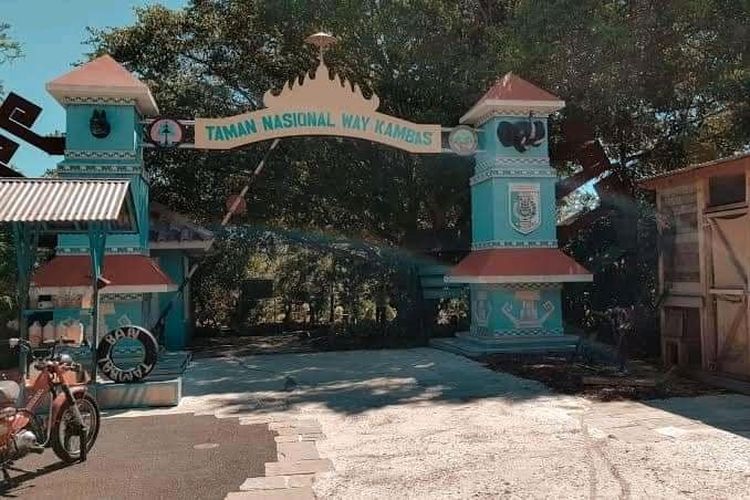 Gerbang Taman Nasional Way Kambas yang menjadi pintu masuk kawasan Tiger Trek di Taronga Zoo, Sidney, Australia.