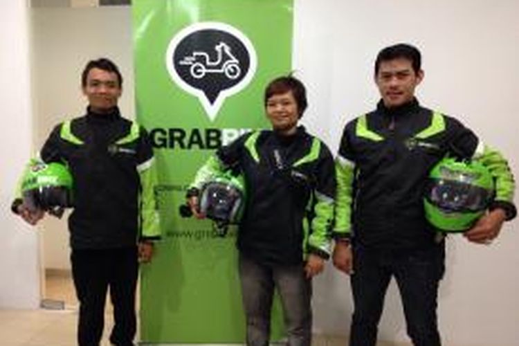 Tiga pengojek Grab Bike, (dari kiri ke kanan) Rudianto (26), Henri Johan (38), dan Igin Hendriawan (31) di kantor Grab Bike, Bendungan Hilir, Jakarta Pusat, Rabu (5/8/2015). 