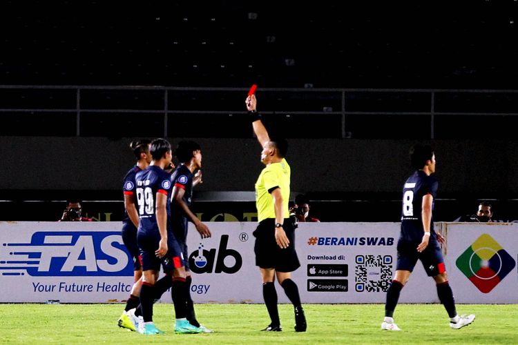 Wasit Steven Yubel Poli memberi kartu merah kepada pemain Arema FC Dendi Santoso seusai melanggar pemain Persebaya Surabaya pada pertandingan pekan 11 Liga 1 2021 yang berakhir dengan skor 2-2 di Stadion Manahan Solo, Sabtu (6/11/2021) malam.