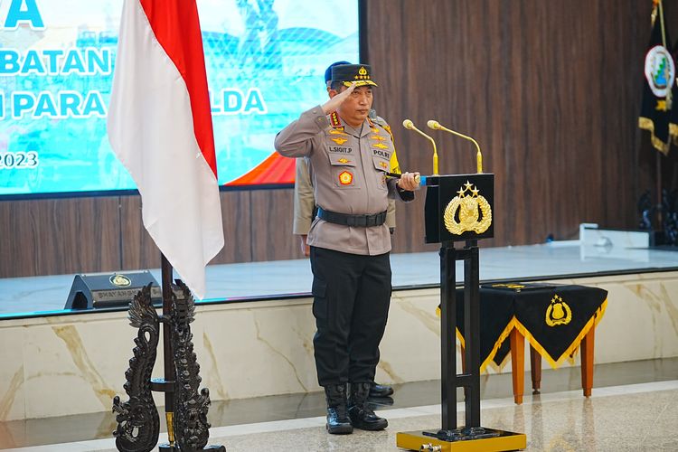 Kapolri Jenderal Listyo Sigit Prabowo melantik sejumlah pejabat utama di Ruang Rupatama Mabes Polri, Jakarta, Rabu (18/10/2023)