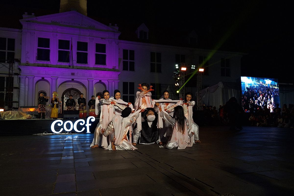 Penampilan dramatis Tari Sekujang asal Seluma memukau penonton di Colour of Culture Festival (COCF) 2025 dengan nuansa mistis yang menyerupai ritual Halloween.