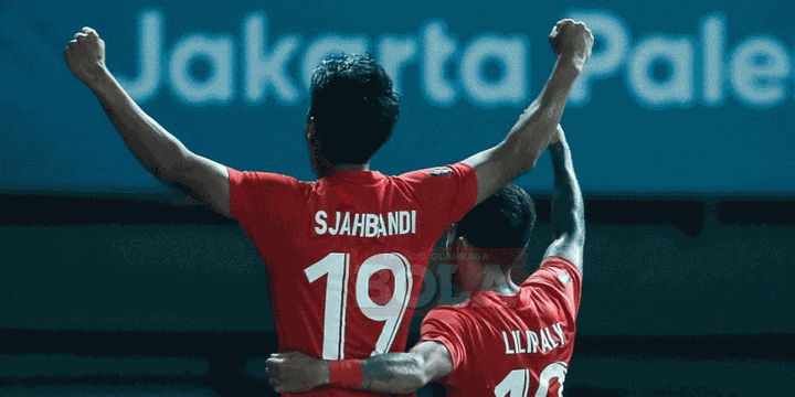 Stefano Lilipaly dan Hanif Sjahbandi merayakan gol Timnas U-23 Indonesia ke gawang Hong Kong pada pertandingan Asian Games 2018 di Stadion Patriot, 20 Agustus 2018. 