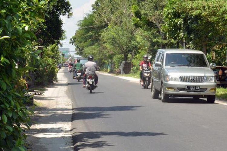 Ruas di jalur Plembon-Sugio, Lamongan, yang juga telah diperbaiki pada tahun 2016.