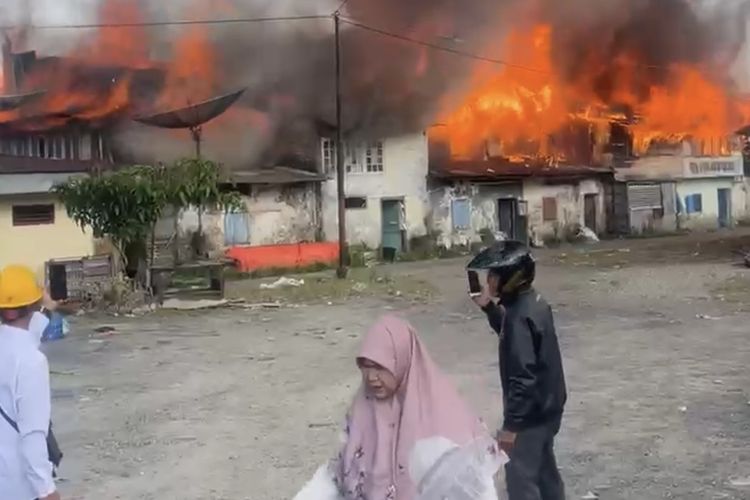 Kebakaran di Pasar Kayu Tanam Padang Pariaman, 15 Kios Hangus, 1 Pedagang Dilarikan ke RS