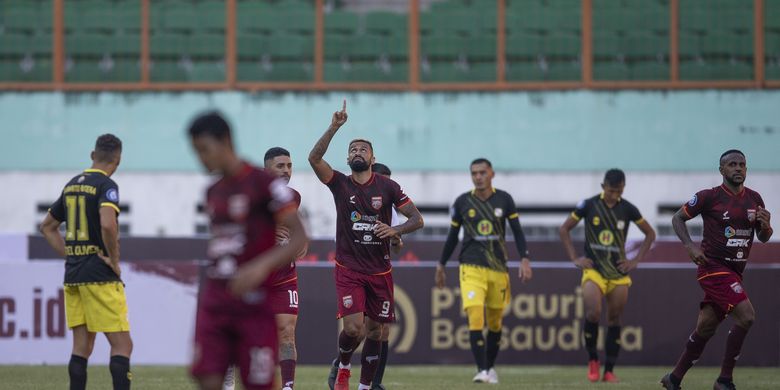 Pesepak bola Borneo FC Fransisco Torres (ketiga kiri) merayakan golnya ke gawang Barito Putera dalam pertandingan pekan ketiga Liga 1 2020-2021 di Stadion Wibawa Mukti, Cikarang, Kabupaten Bekasi, Jawa Barat, Jumat (17/9/2021). Pertandingan tersebut berakhir imbang dengan skor 1-1. ANTARA FOTO/Aditya Pradana Putra/hp.
