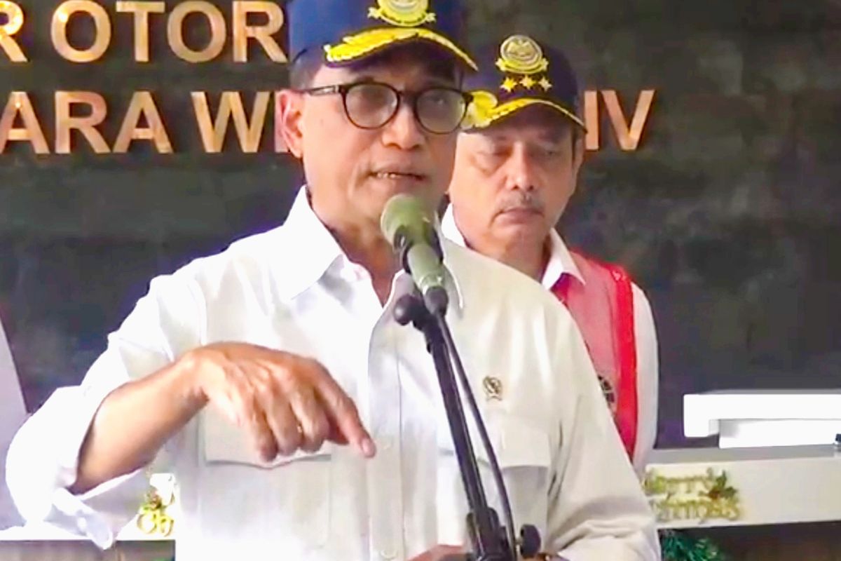 Menteri Perhubungan Budi Karya Sumadi usai menghadiri rapat koordinasi antisipasi kemacetan jelang pergantian tahun di Kantor Otoritas Bandara IV, Jalan Ngurah Rai, Tuban, Badung, Bali, pada Minggu (31/12/2023). 