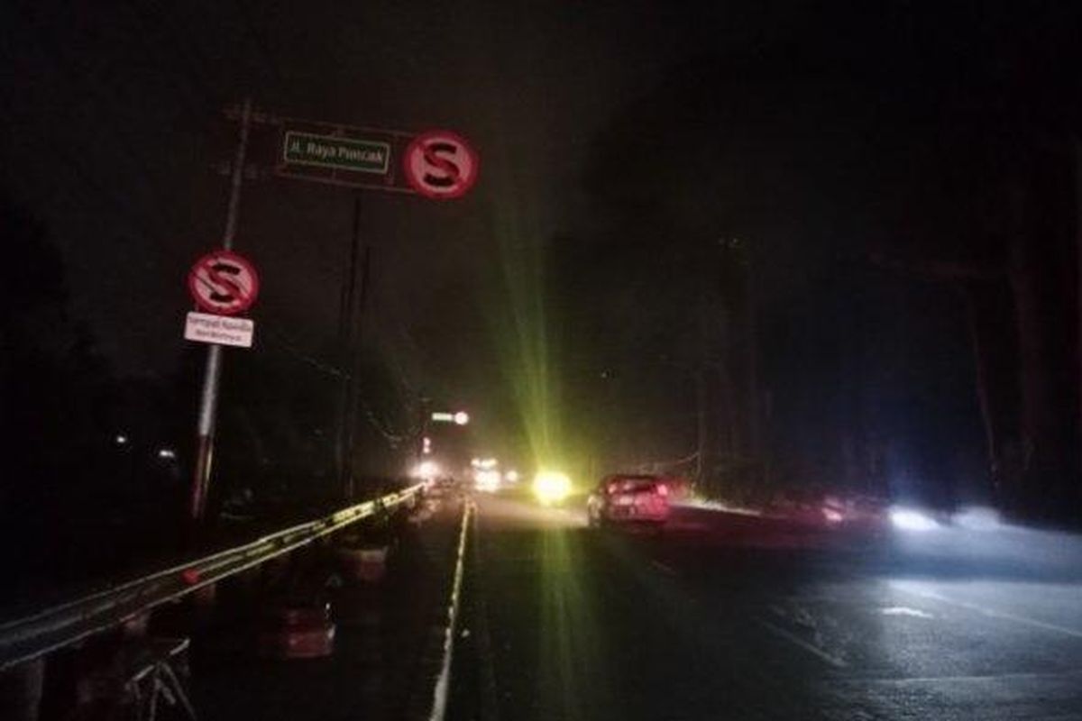 Jalan Raya Puncak Gelap, Akibat Mayoritas PJU Mati, Kabupaten Bogor, Rabu (28/6/2023). 