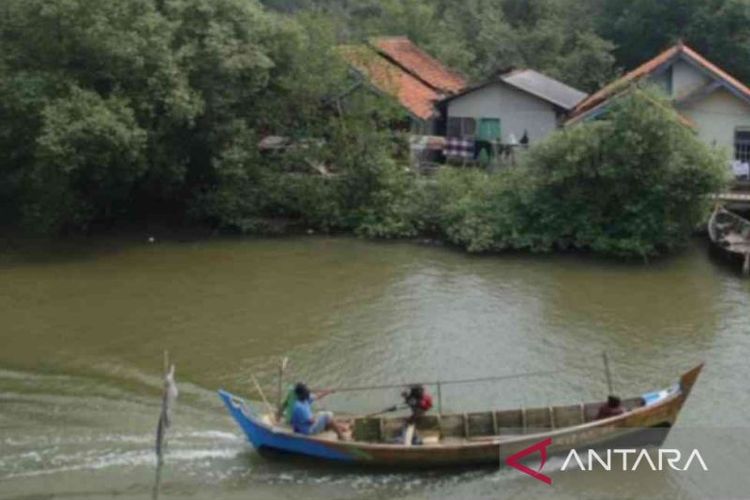 Profesi nelayan menjadi mata pencaharian mayoritas penduduk di Kecamatan Muaragembong, Kabupaten Bekasi, Jawa Barat. 