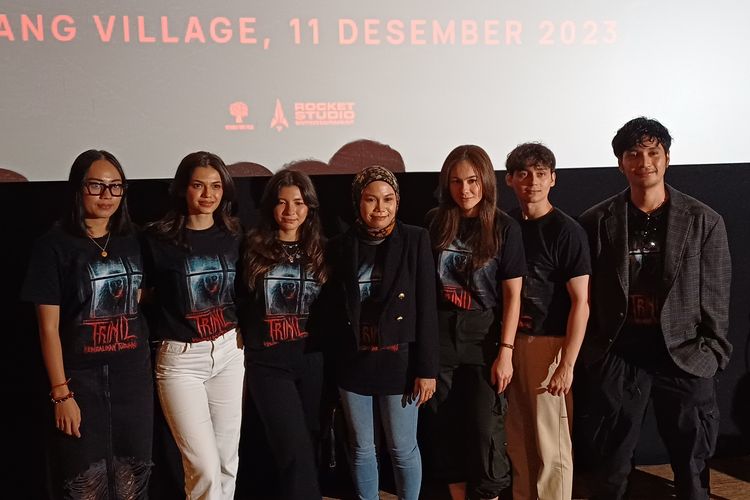 Eksekutif produser film Trinil, Azlin Hilda (tengah) dan para pemeran filmnya, saat konferensi pers perilisan poster dan trailer, di daerah Kemang, Jakarta Selatan, Senin (11/12/2023).