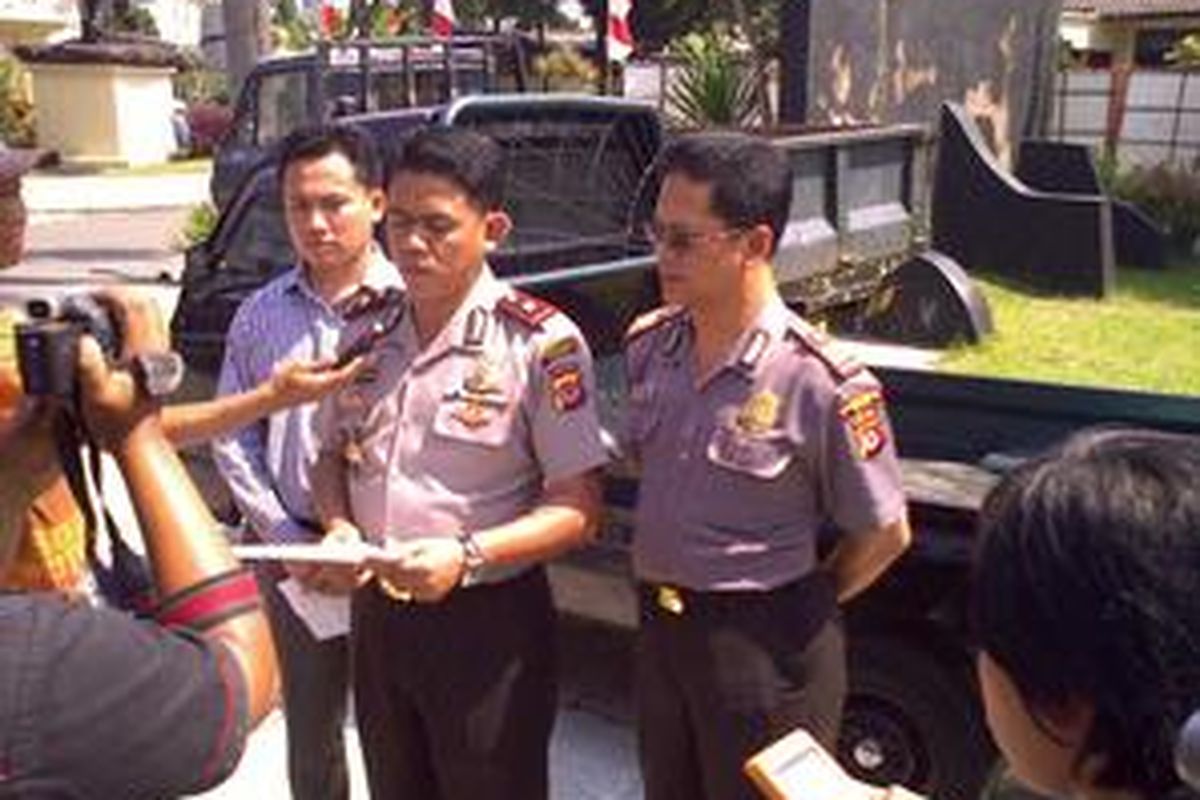 Wakil Kepala Kepolisian Resor Kota Bogor Komisaris Arief Rachman bersama Kasat Reskrimnya, Ajun Komisaris Irwansyah dan Kepala Polsek Bogor Tengah Ajun Komisaris Ade H Syarif saat menjelaskan proses pengejaran pelaku perampasan mobil, Jumat (30/10) siang.  Mobil pikap hitam di belakang mereka adalah mobil milik Dini Awan, yang dirampas tersangka.