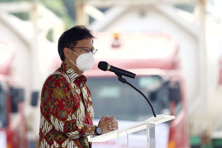 Menteri Kesehatan, Budi Gunadi  memberi sambutan saat menerima bantuan 500 ton oksigen dari Indonesia Morowali Industrial Park di Pelabuhan Tanjung Priok, Jakarta, Selasa (6/7/2021).