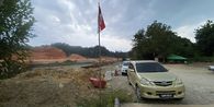 Menengok Bendera Merah Putih di Titik Nol Indonesia-Malaysia, Mobil Pelat Malaysia Berjejer