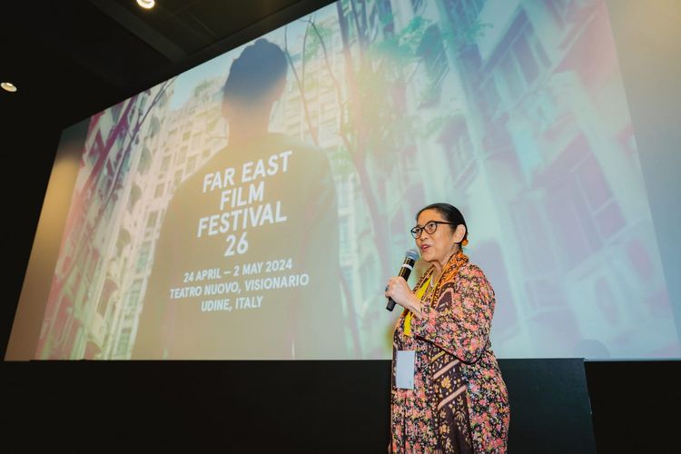 Aktris Jajang C. Noer memberikan sambutan sebelum pemutaran film Surat untuk Bidadari di Far East Film Festival (FEFF) Udine, Italia.