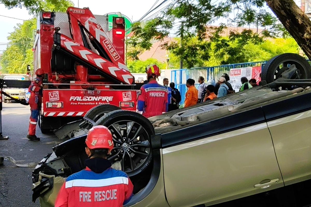 mobil HRV terguling di Jalan Darmokali, Kecamatan Wonokromo, Kota Surabaya, Jawa Timur pada Selasa (10/3/2026) 