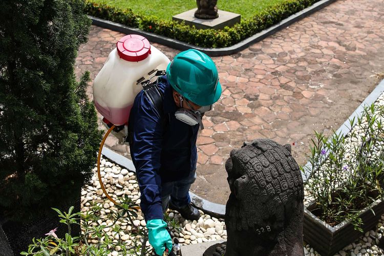 Petugas menyemprotkan cairan disinfektan di halaman gedung A, Museum Nasional, Jakarta Pusat, Senin (16/3/2020). Kegiatan ini untuk meminimalisir penyebaran penyakit akibat virus Covid-19 di Museum Nasional dan menutup layanan kunjungan mulai dari tanggal 15-25 Maret 2020.