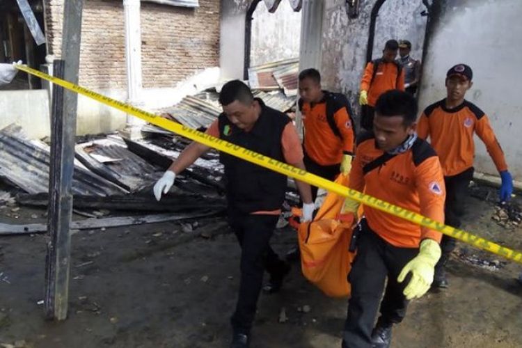 Petugas SAR mengevakuasi jenazah para korban yang meninggal dunia dalam insiden kebakaran di sebuah rumah di Jalan Pertanian, Kelurahan Sidomulyo, Kecamata Medan Tuntungan, Sumatera Utara, Rabu (5/4/2017).