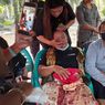 Pelukan Erat Adik Brigadir J pada Sang Ibu Jelang Otopsi Ulang: Tuhan Tolong Kami...