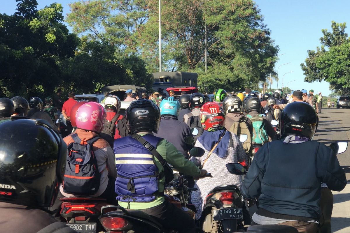 Aparat gabungan dari unsur TNI-Polri melakukan filterisasi di Jalan Raya Akses UI tepatnya di Flyover UI, Cimanggis, Kota Depok, Jawa Barat pada Kamis (2/12/2021) pagi.