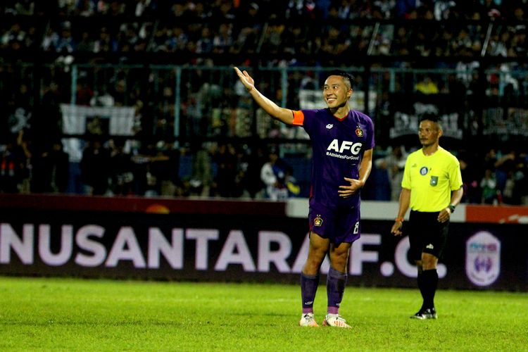 Kapten Persik Kediri Arthur Irawan selebrasi seusai menjebol gawang RANS Nusantara FC saat adu penalti Trofeo Meet The Star di Stadion Kanjuruhan Kepanjen, Kabupaten Malang, Minggu (26/6/2022) malam.