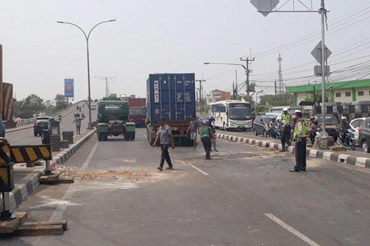 Proses Evakuasi Truk Kontainer terguling di Flyover Kranji Bekasi, Kamis, (31/10/2019).