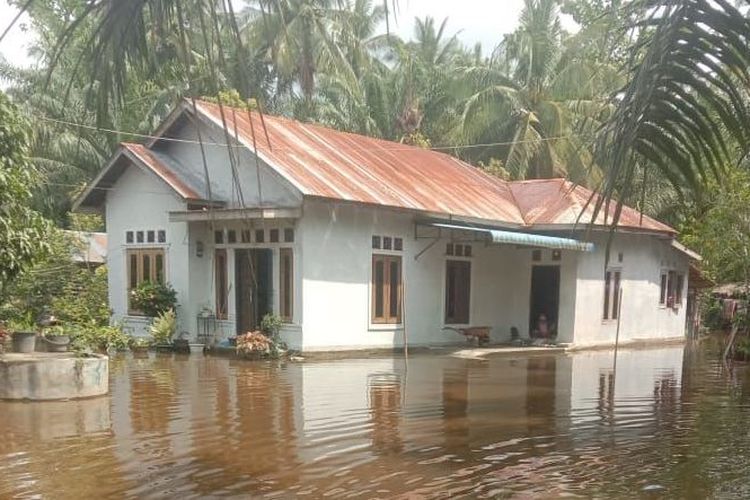 Banjir yang menggenangi pemukiman warga di Kota Tanjungbalai, Sumatera Utara, belum juga surut.