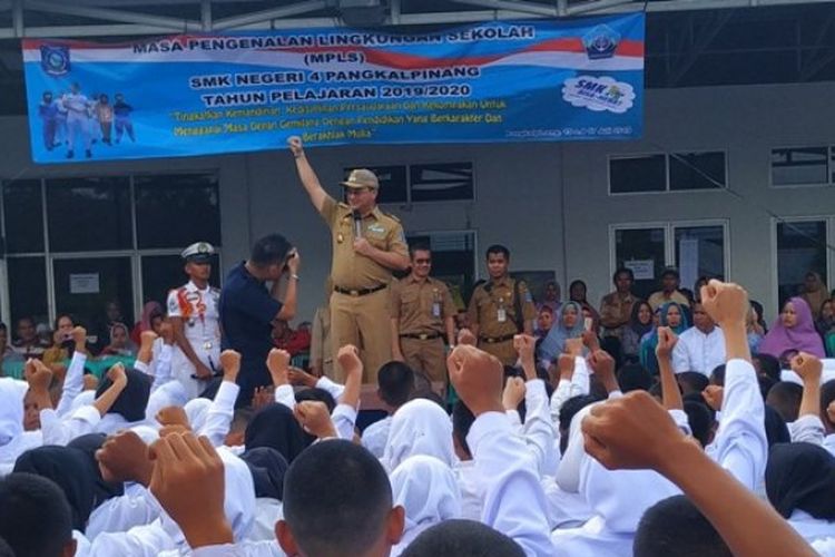 Gubernur Kepulauan Bangka Belitung, Erzaldi Rosman Djohan saat memotivasi siswa-siswi untuk lebih giat belajar dan disiplin di SMKN 04 Kelautan dan Perikanan Pangkalpinang, Senin (15/7/2019). 