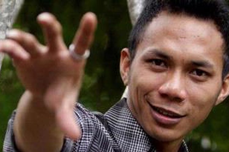 Penyanyi Norman Kamaru berpose saat ditemui di kawasan Duren Tiga, Jakarta, Rabu (14/12/2011). Norman populer setelah banyak pemirsa melihat aksinya berjoget dan bernyanyi lipsync lagu Chaiyya Chaiyya di Youtube