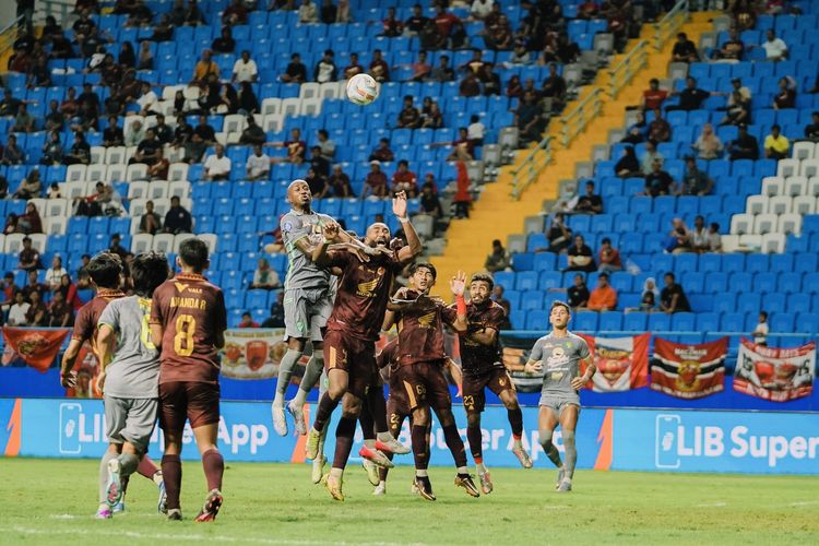 Laga pekan ke-26 Liga 1 2023-2024 antara tuan rumah PSM Makassar melawan Persebaya Surabaya yang berakhir dengan skor 0-0 di Stadion Batakan Balikpapan, Rabu (28/2/2024) malam.