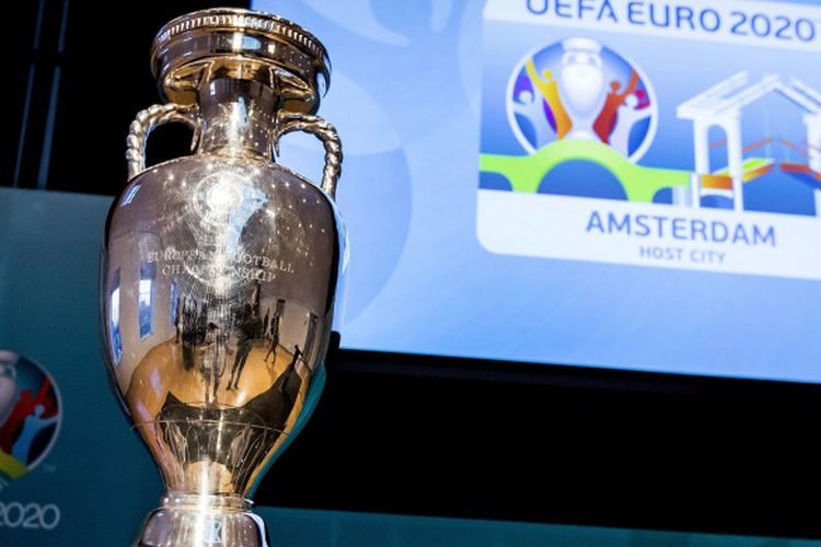 Trofi Piala Eropa dipamerkan dalam peluncuran logo Euro 2020 Amsterdam. Berikut ini jadwal lengkap Euro 2020.