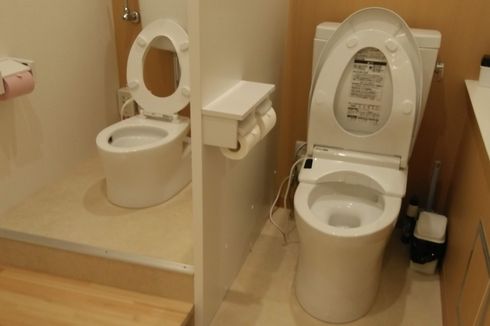 3 Trik Ampuh Hilangkan Bau Toilet Saat Musim Hujan 
