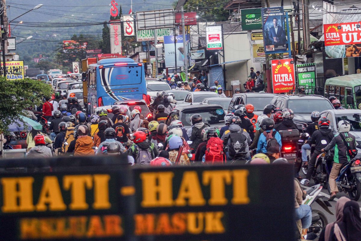 Sejumlah pengendara antre di jalur wisata Puncak, Cisarua, Kabupaten Bogor, Jawa Barat, Minggu (27/2/2022). Tingginya antusiasme masyarakat untuk berwisata pada libur akhir pekan dan libur Isra Miraj Nabi Muhammad SAW, mengakibatkan kepadatan kendaraan di jalur Puncak Bogor sehingga Satlantas Polres Bogor melakukan rekayasa buka tutup jalur untuk mengurai kepadatan kendaraian.