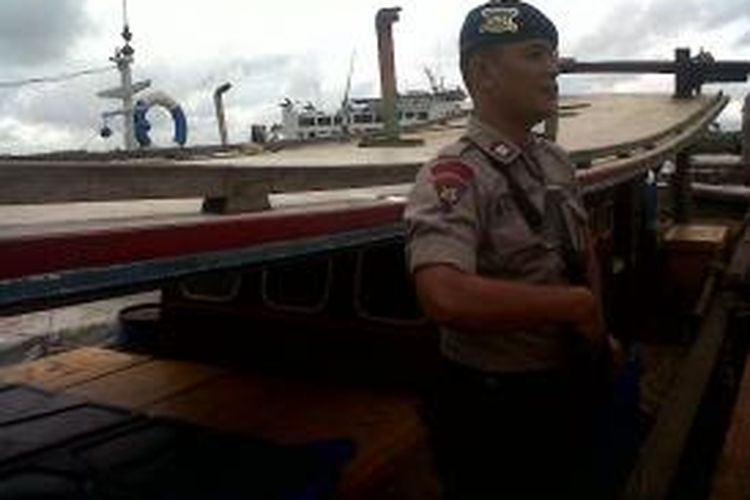 Anggota Polairud Bengkulu tampak mengawal kapal yang diamankan petugas karena tertangkap menggunakan alat tangkap ikan jenis pukat harimau mini