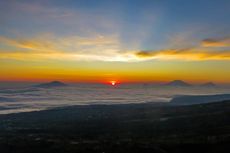 Matahari Terbit Berlatar 4 Gunung di Bukit Sikendil Temanggung
