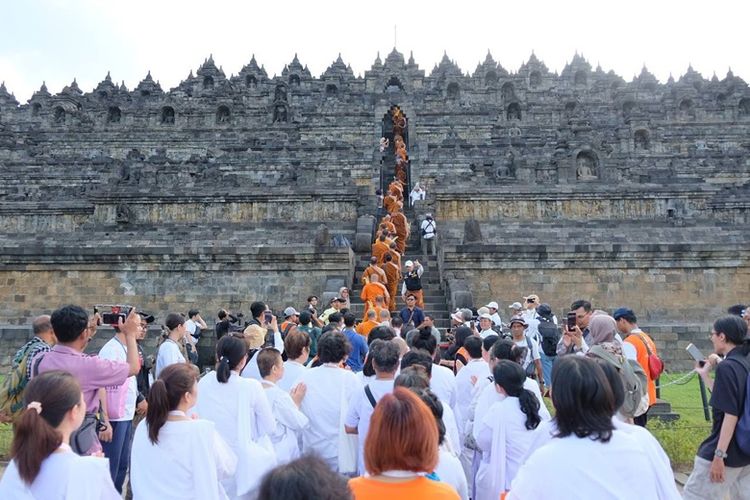 Perayaan Waisak berpusat di Candi Borobudur, Jawa Tengah. 